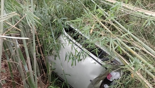 Carro bate em ônibus e capota