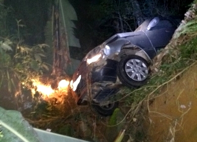 Carro cai de ribanceira, para à beira de abismo e motorista fica gravemente ferida