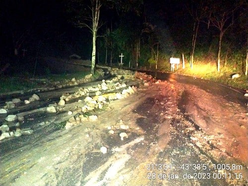 Queda de barreira interdita trecho de mais uma estrada na região