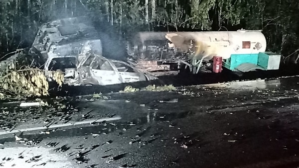 Carreta e dois carros de passeio pegam fogo na 040. Cinco pessoas ficam feridas.