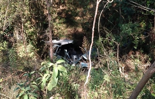 Carro cai em ribanceira e idoso é resgatado por bombeiros