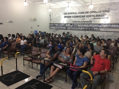 Cantineiras e auxiliares da educação conquistam redução da jornada de trabalho