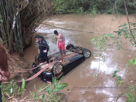 Jovens morrem ao cair com veículo no rio