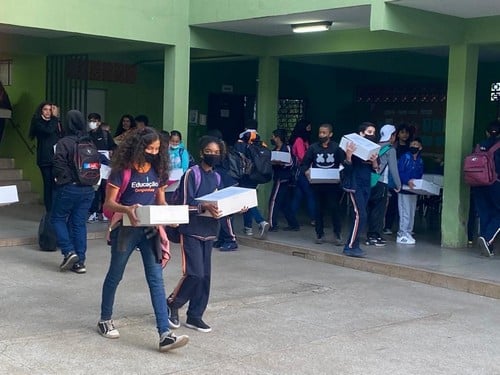 Estudantes da rede pública de Congonhas recebem kits escolares