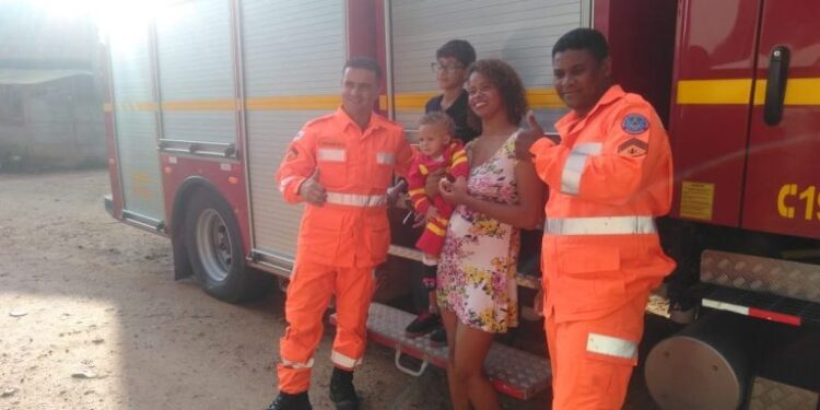 Bombeiros são homenageados em festa de aniversário de criança que salvaram