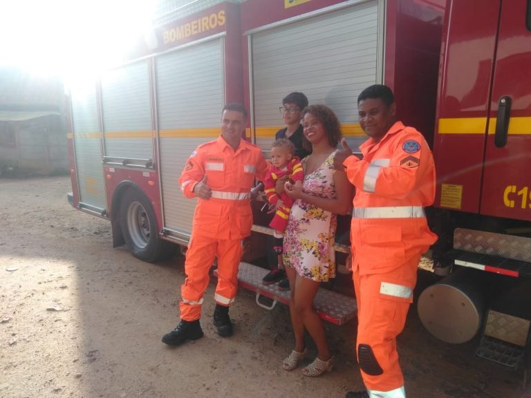 Bombeiros são homenageados em festa de aniversário de criança que salvaram