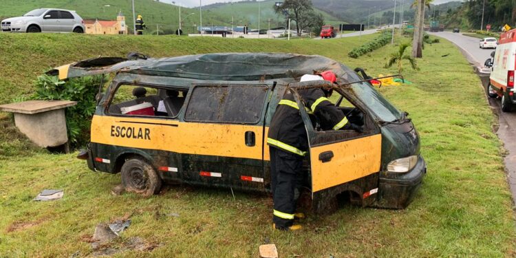 Capotamento de van na BR 040 faz 6 vitimas