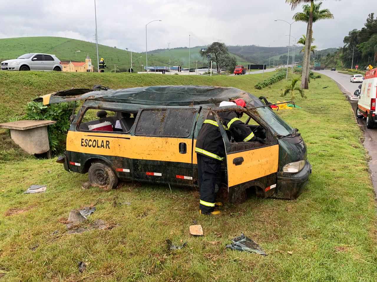 Capotamento de van na BR 040 faz 6 vitimas