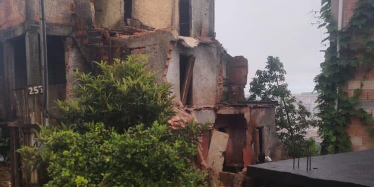 Casa desaba e provoca uma morte
