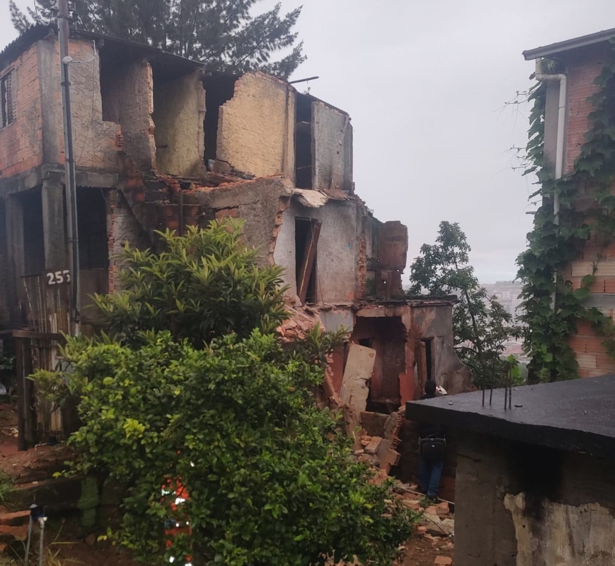 Casa desaba e provoca uma morte