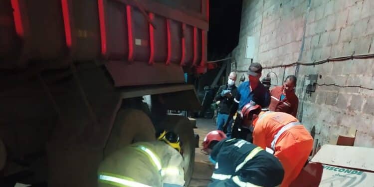 Homem morre prensado por caminhão durante manutenção em veículo