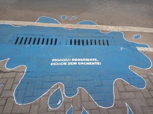 Projeto chama atenção para agravamento de enchentes por causa de bueiros entupidos