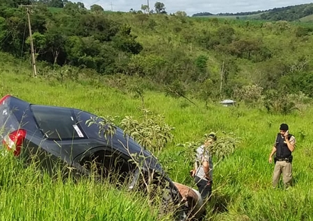 Bombeiro de folga salva duas vítimas de acidente