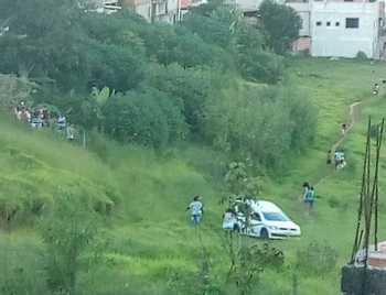 Mulher é encontrada morta em matagal