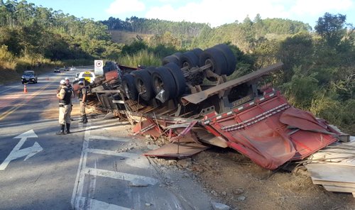 Acidentes  na  BR 265 envolvem seis vítimas