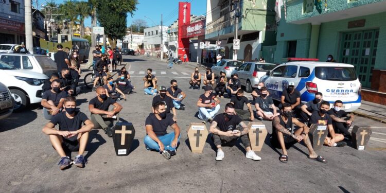 Comerciantes fazem protesto na porta da prefeitura de Lafaiete