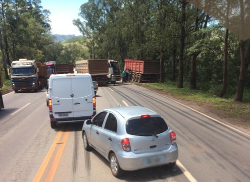 Acidente com três carretas deixa trânsito interditado na  BR 040