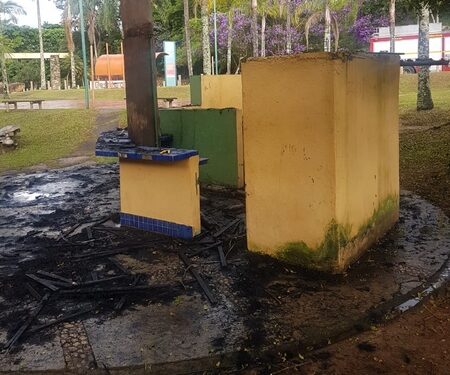 Quiosque é incendiado em parque turístico