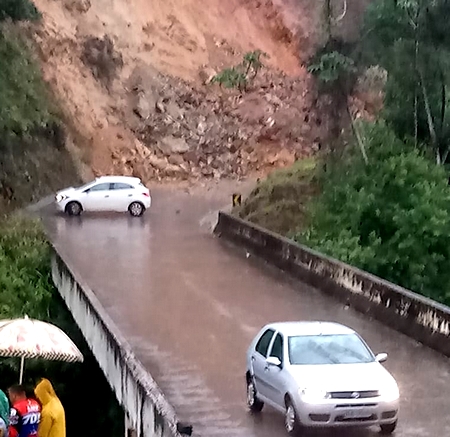 Desmoronamento fecha acesso que liga Santa Rita ao trevo da MG-129