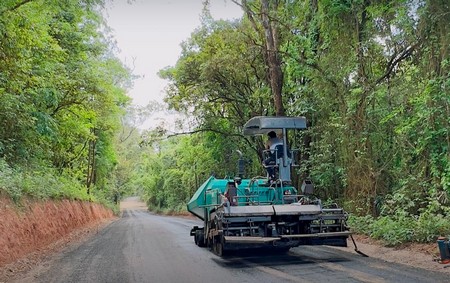 Asfaltamento da estrada de Cristais
