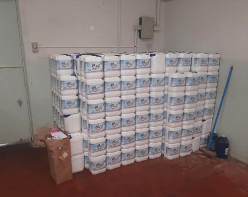 Estoque de álcool em gel com validade vencida é encontrado em almoxarifado da prefeitura