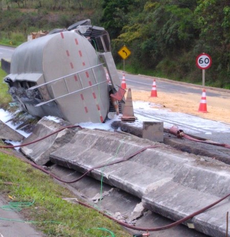 Trânsito segue com “pare e siga” na BR 040 onde carreta com etanol tombou ontem