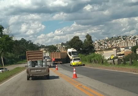 Carreta dá “L” e interdita uma pista da BR 040