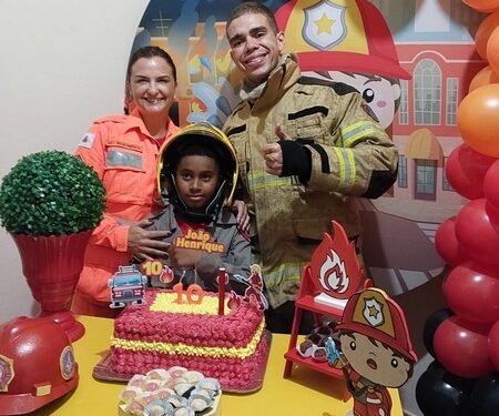 Bombeiros de Lafaiete vão a aniversário de criança da cidade