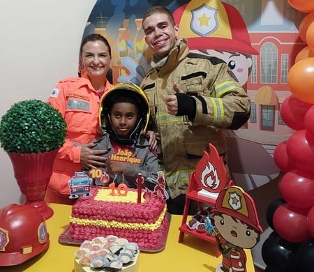 Bombeiros de Lafaiete vão a aniversário de criança da cidade