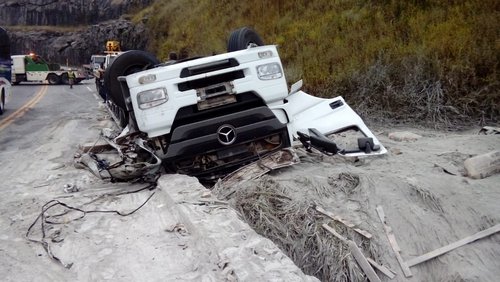 Acidente mata caminhoneiro e interdita ponte na BR 265 em Barbacena