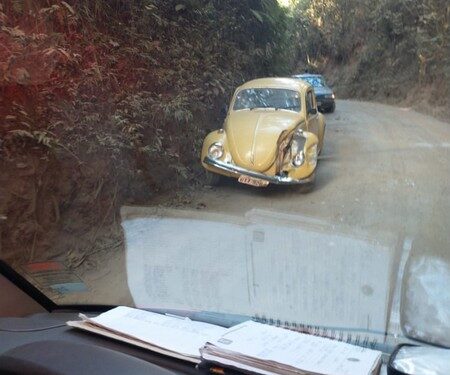Motorista fica ferido em acidente entre Fusca e caminhão