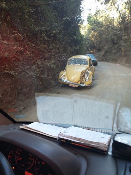 Motorista fica ferido em acidente entre Fusca e caminhão