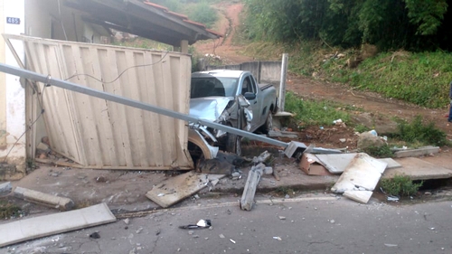 Motorista com sintomas de embriaguez bate em muro de residência