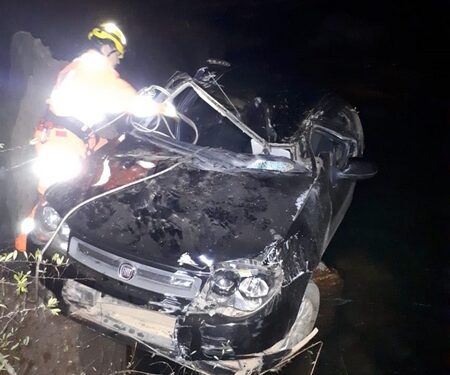 Carro cai de ponte e motorista é resgatada pelos bombeiros
