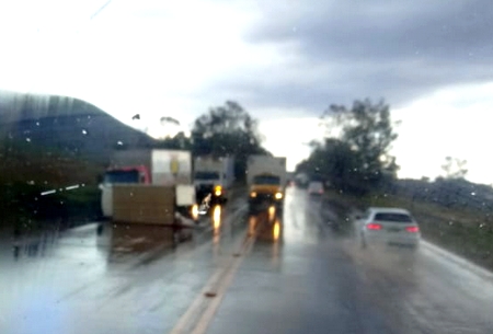 Caminhão tomba na pista e complica trânsito na BR 040