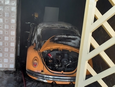 Fusca incendeia em garagem e assusta casal de idosos