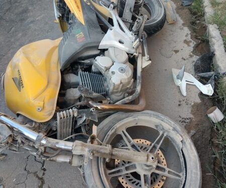 Motociclista fica gravemente ferido após bater em parede de uma casa