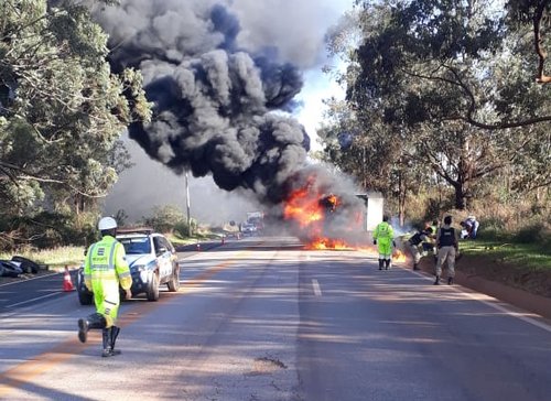 Caminhão carregado de pneus pega fogo na BR 040