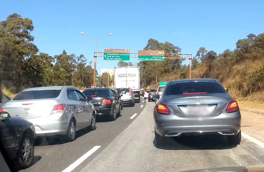 Acidente em Lafaiete deixa trânsito lento na BR 040