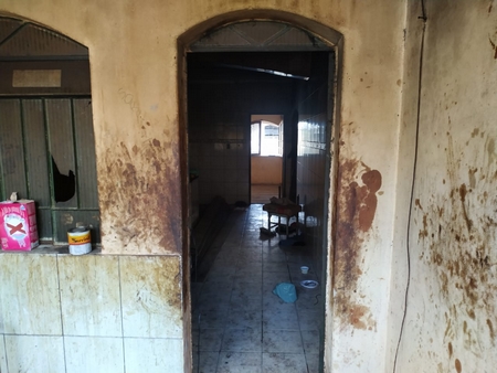 Bombeiros encontram corpo carbonizado em incêndio em residência