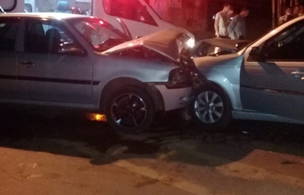 Acidente entre dois veículos deixa 5 pessoas feridas