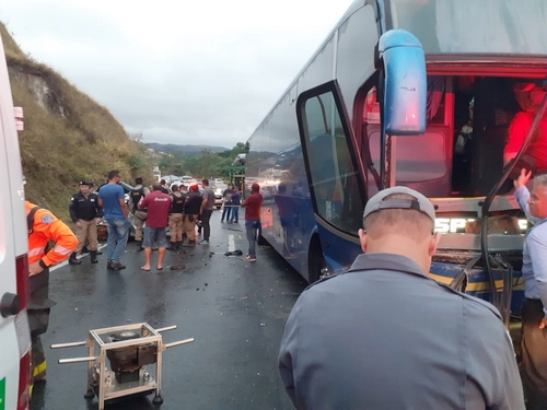 Acidente entre ônibus e carro de passeio na BR 040