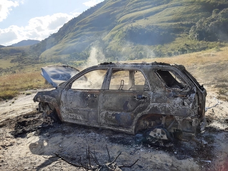 Incêndio deixa carro destruído e atinge vegetação do parque estadual de Ouro Branco