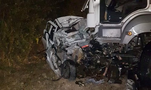 Homem morre em acidente entre Palio e caminhão