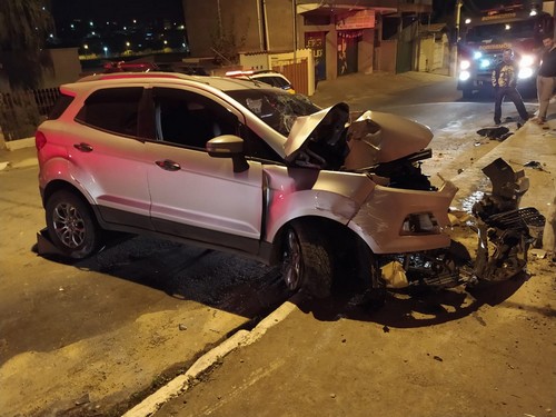 Carro bate em meio-fio, roda na pista e atinge veículo estacionado
