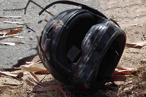 Casal fica ferido em acidente entre moto e carro