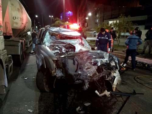 Motorista fica gravemente ferido em acidente entre caminhão e caminhonete