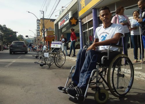 Ação em Lafaiete usou cadeira de rodas para impedir estacionamentos indevidos em vagas especiais