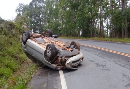 Carro capota na MG 482 e para com as rodas para cima