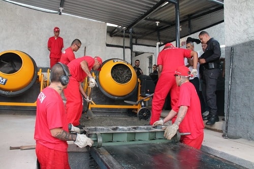 Detentos de Congonhas vão produzir blocos de cimento para calçamento de ruas